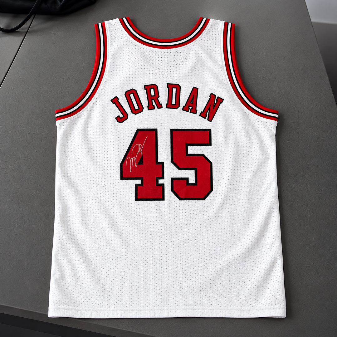 Michael Jordan signed Chicago Bulls White Jersey